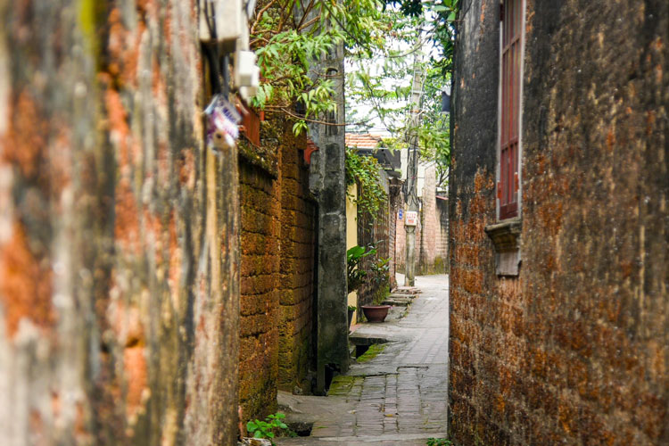 Les visiteurs contemplent les paisibles paysages du village