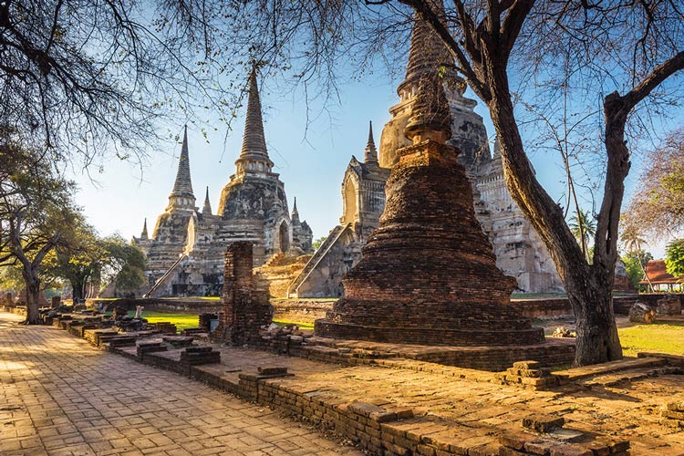 Le coucher du soleil dans le parc historique d'Ayutthaya