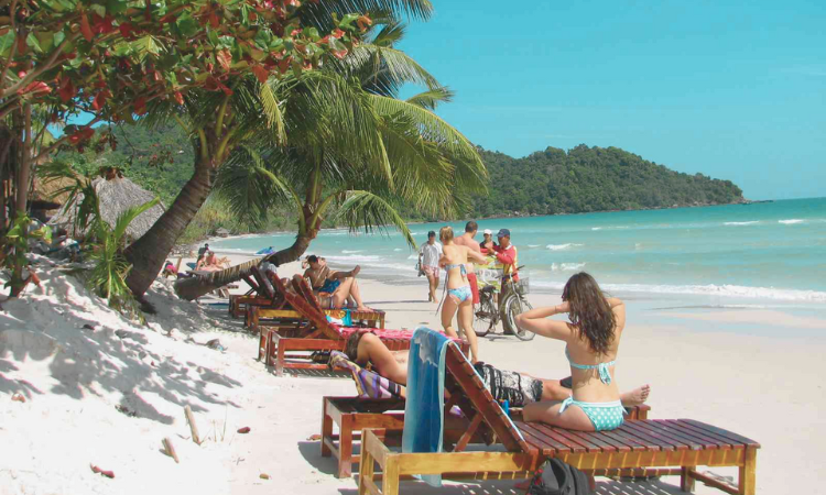 Transats et parasols sur le sable blanc de la plage de Sao à Phú Quốc