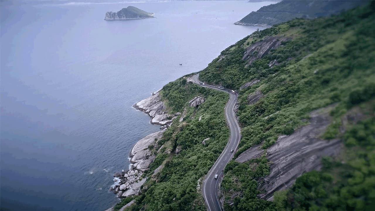 La route mène à la baie de Vung Ro