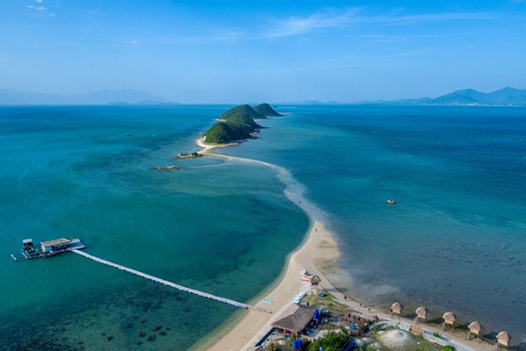 La baie de Van Phong -  l'une des plus belles baies de la région centrale du Vietnam