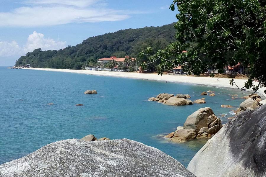 Teluk Chempedak attire les visiteurs avec ses eaux cristallines et ses magnifiques rochers, un endroit idéal pour pratiquer des sports nautiques 