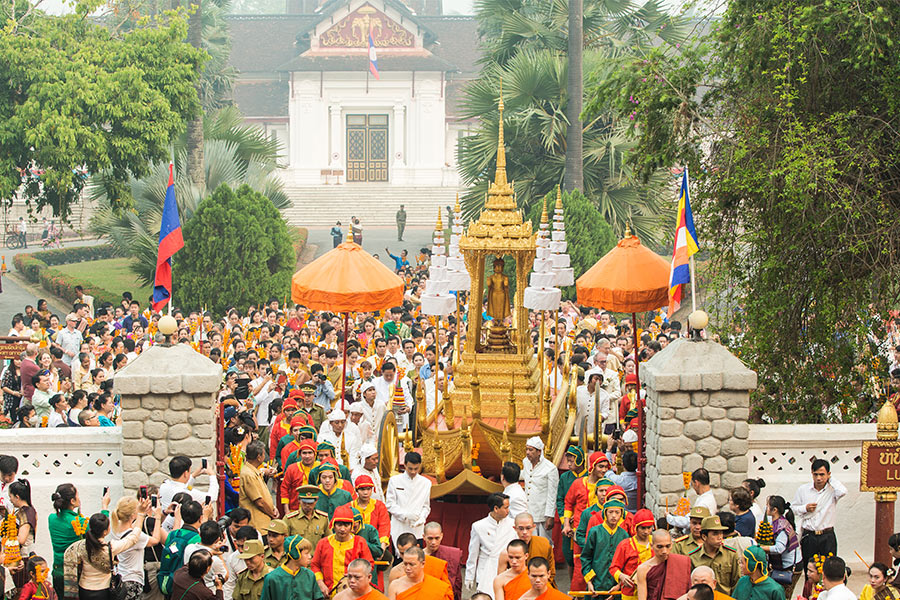 Boun Pi May à Luang Prabang ou Vientiane : la procession de Pha Bang