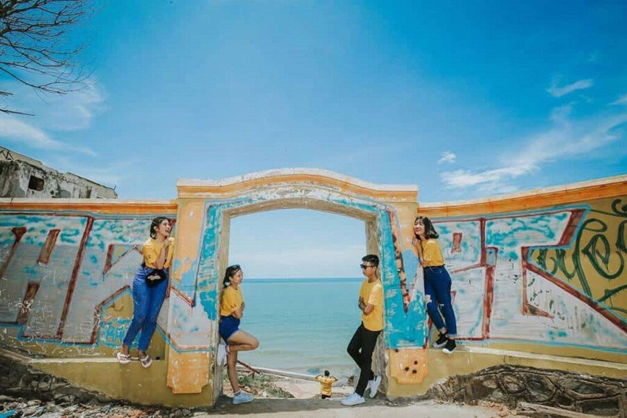 La Porte du Ciel est une arche rocheuse emblématique du cap Nghinh Phong