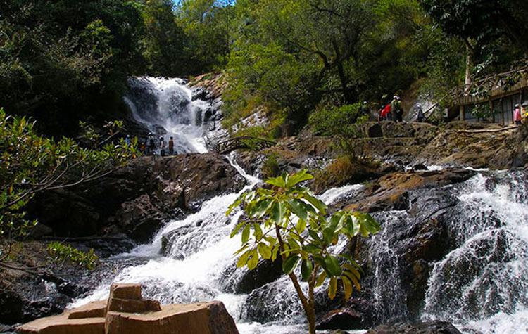 Les remarques lors de la visite de la cascade de Datanla 
