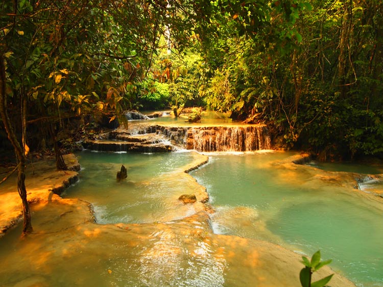 Cascade de Kuang Si à Luang Prabang est comme une piscine naturelle