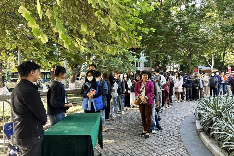 Les touristes font la queue pour visiter le château d’eau Hang Dau 