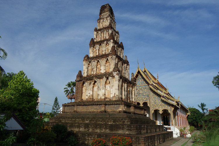 Le chedi - vénérant le Bouddha