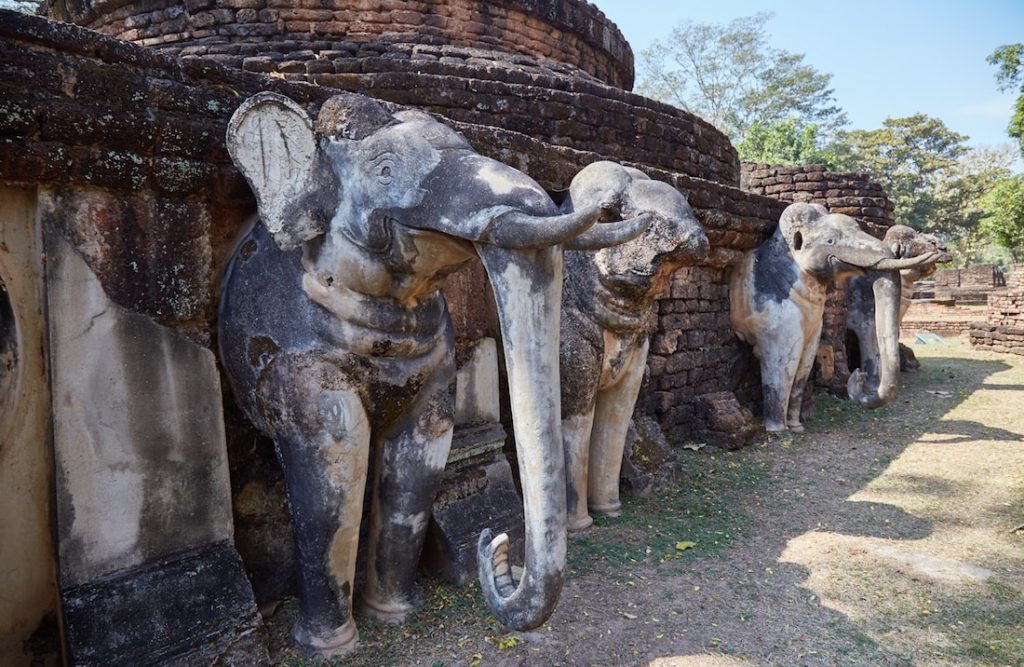 Chedi encerclé d'éléphants dans Wat Phra Kaew à Kamphaeng Phet