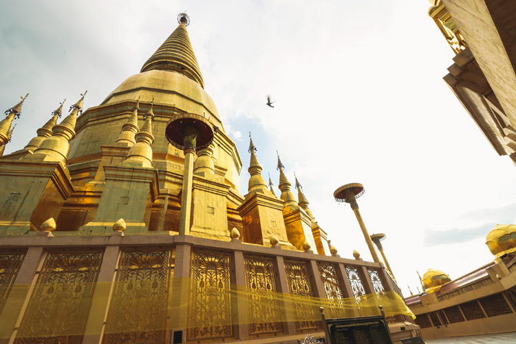 Chedi de Wat Mahathat Chedi Sri Wiang Chai est le plus grand chedi de la thailande