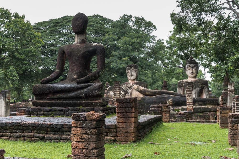 Une ancienne statue bouddhique dans le parc