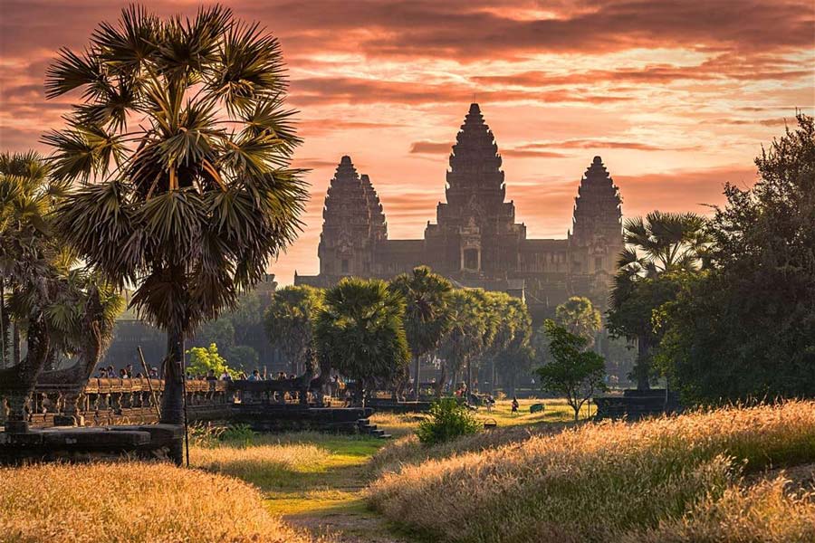 Coucher du soleil magnifique sur temple d'Angkor Wat