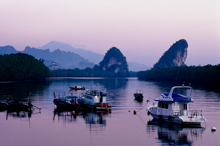 Faire une croisière pour découvrir la nature à Khao Khanab Nam est une expérience à ne pas manquer