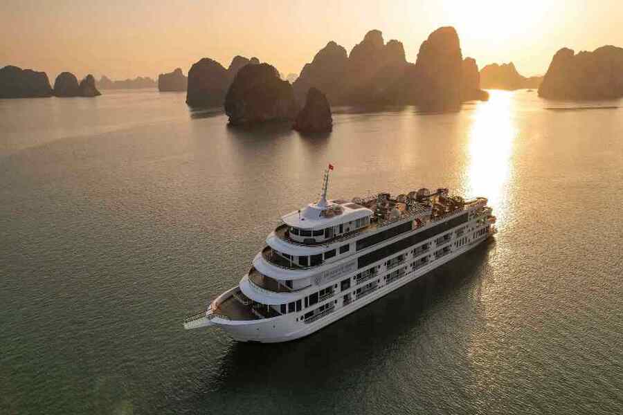 Croisière Ambassador est une croisière pas chère très connue à la baie d'Ha Long