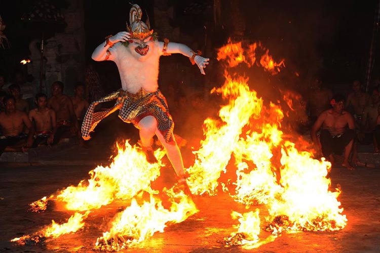 Admirer la danse de Kecak au temple d'Uluwatu est une expérience inoubliable 