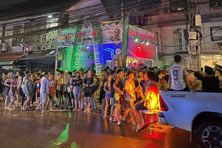 Les rues de Vientiane se transforment en un immense terrain de jeu aquatique.