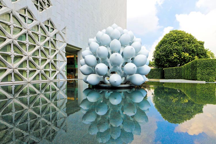 L'architecture du musée a un style moderne mais a aussi un caractère thaïlandais