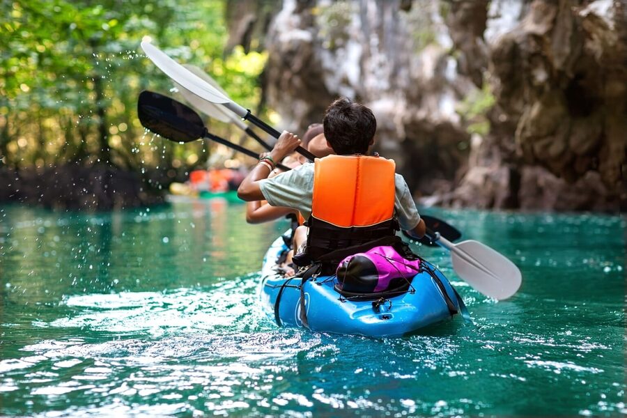 À Dong Hoi, profiter des plages pour se baigner et faire du kayak est parfait pour se détendre et s’amuser