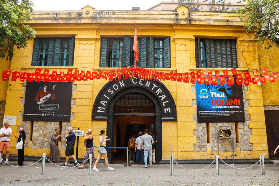 La prison de Hoa Lo dans itineraire une journee a hanoi lors de la fete nationale du Vietnam