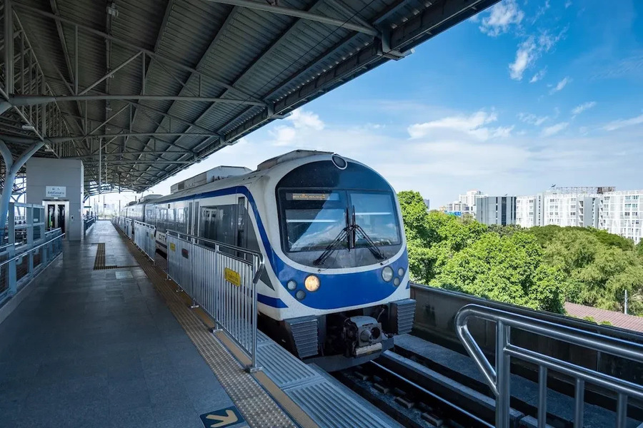 Touristes peuvent voyager en train pour découvrir la Thaïlande