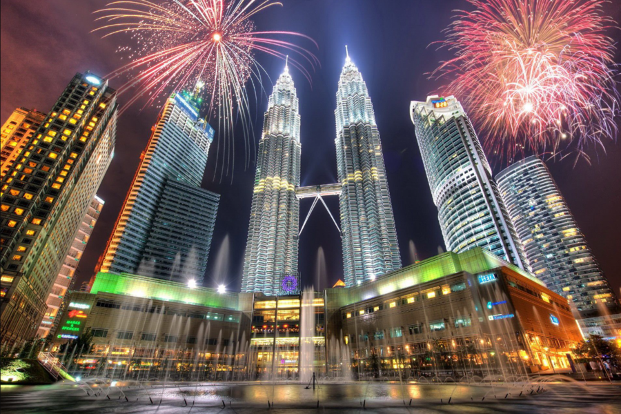  Feux d’artifice illuminent le ciel de Kuala Lumpur