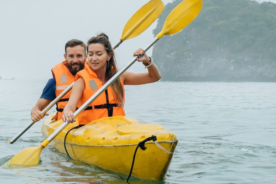 Faire du kayak entre les îlots karstiques