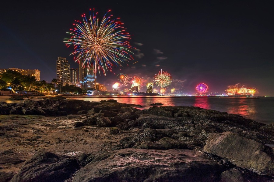 Plus tranquille que le centre, la plage de Jomtien est parfaite pour admirer les feux d’artifice à Pattaya 
