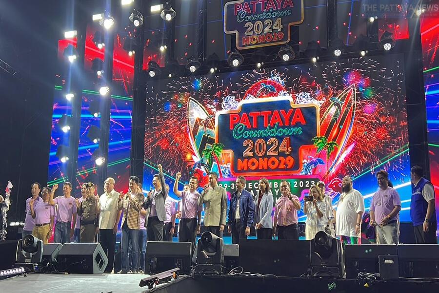 Pendant le festival de feux d’artifice de Pattaya, de nombreux concerts sont organisés à proximité de la plage