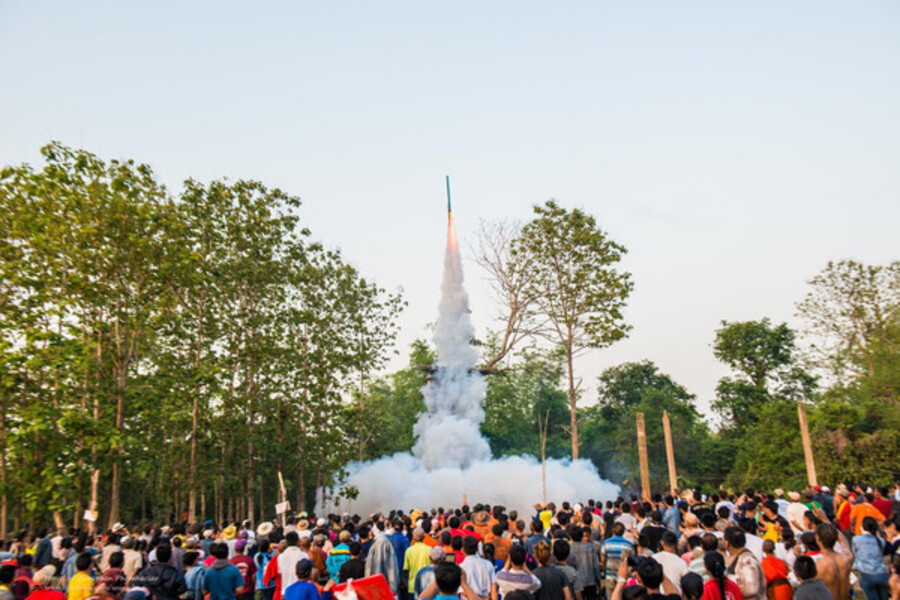 Boun Bang Fai est un rituel spectaculaire où des fusées artisanales sont lancées vers le ciel