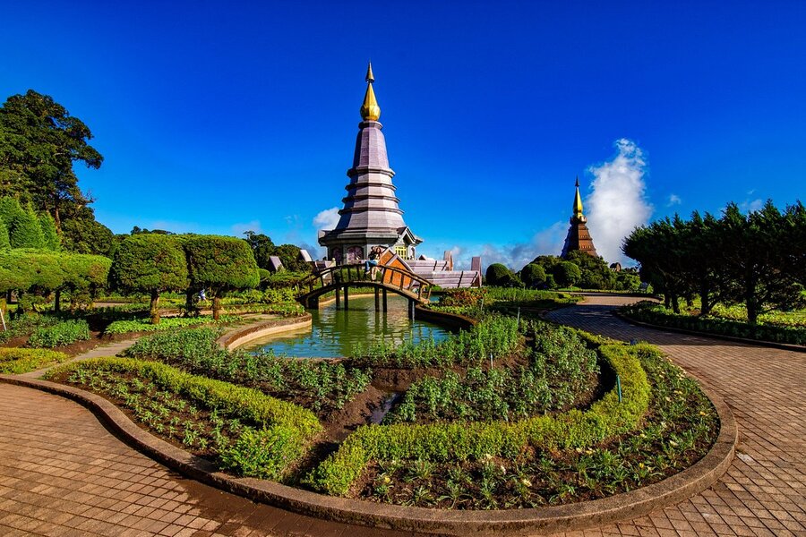 Voyageurs explorant temples bouddhistes en Thaïlande