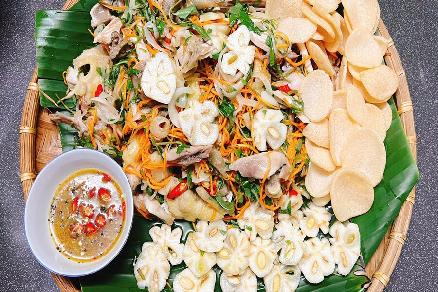 L'une des spécialités les plus emblématiques de Binh Duong est la salade de poulet au mangoustan