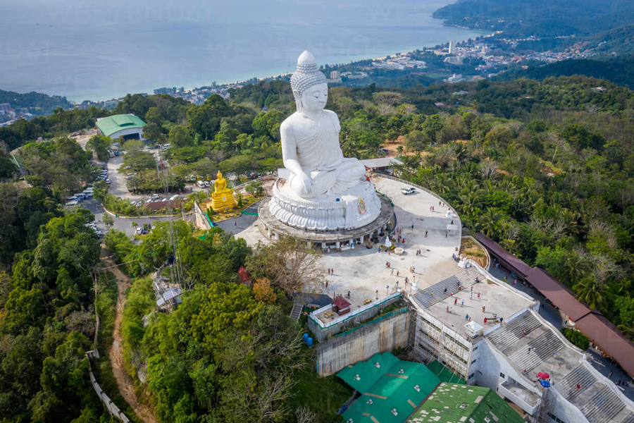 Vue aérienne du Grand Bouddha de Phuket et de ses terrasses dans la forêt