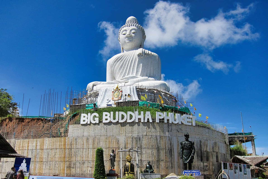 Statue blanche du Grand Bouddha de Phuket au-dessus de l'inscription Big Buddha Phuket