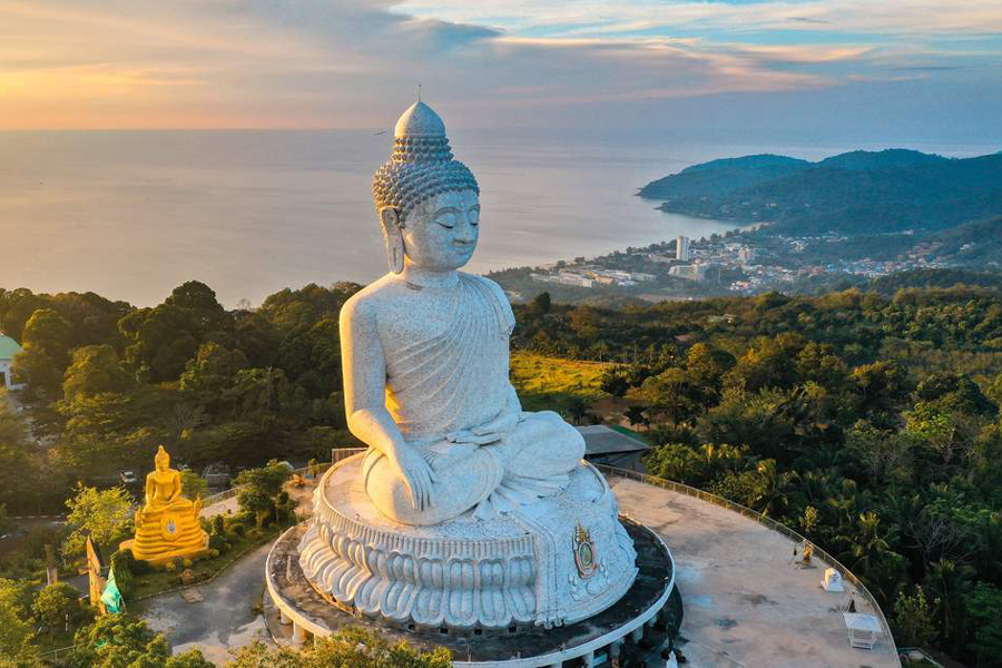 Grand Bouddha de Phuket au coucher du soleil face à la baie de Chalong