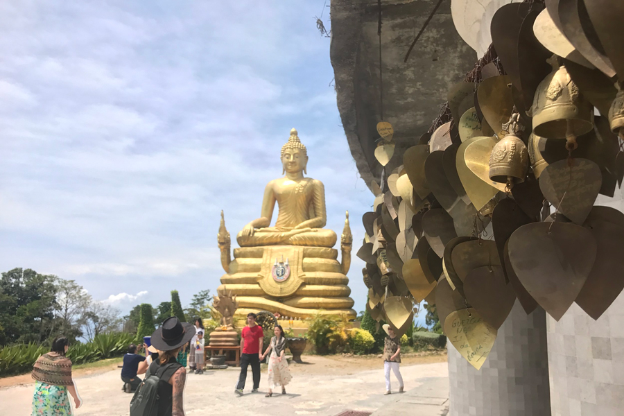 Petit Bouddha doré et feuilles dorées suspendues sur le site du Grand Bouddha