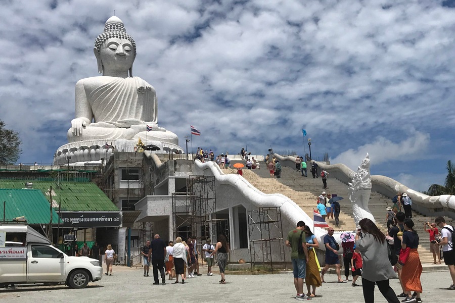 Visiteurs sur l'esplanade au pied du Grand Bouddha de Phuket