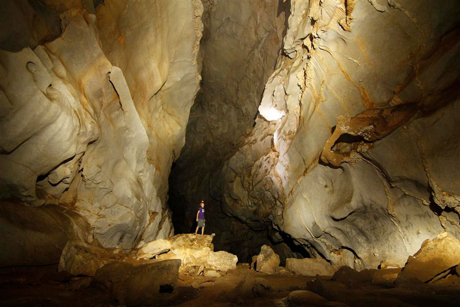 Grotte de Chong Om est la deuxième grande grotte du Laos