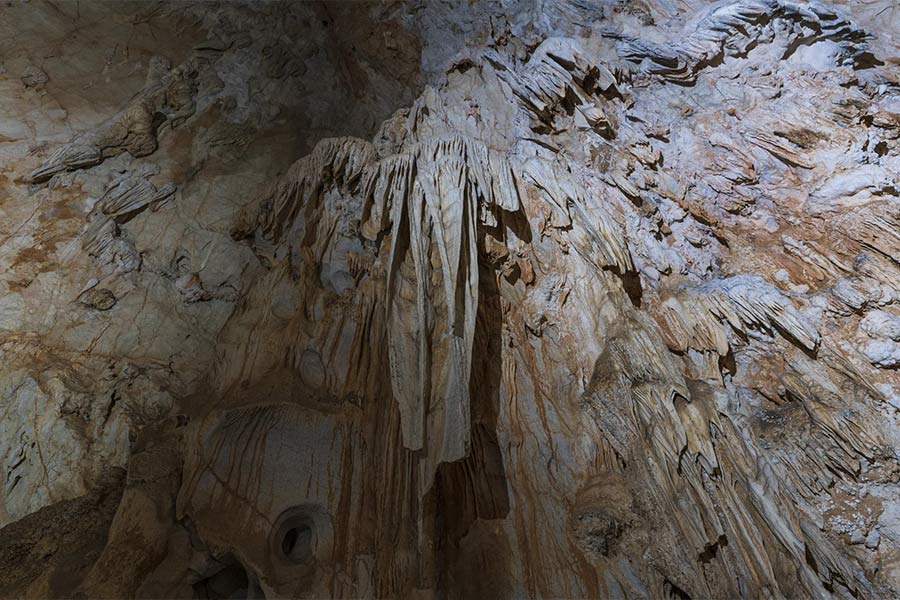 La grotte de Chong Om est célèbre pour ses roches aux formes uniques
