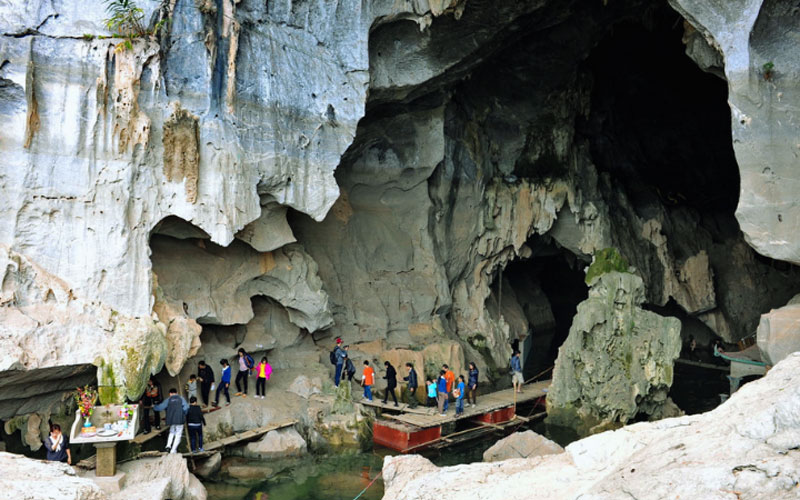 exploration de la grotte de thac bo a la province de hoa binh au vietnam