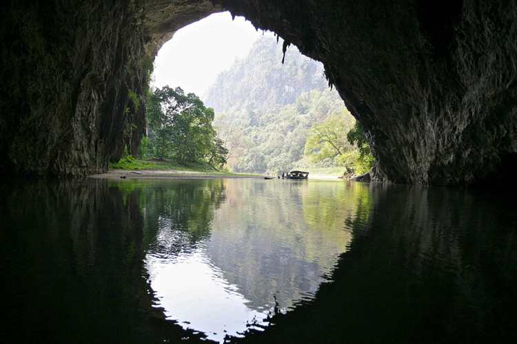 À l'entrée de la grotte de Puong à Ba Be