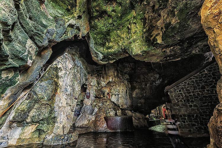 Actuellement, à l'intérieur de la grotte se trouve une pagode