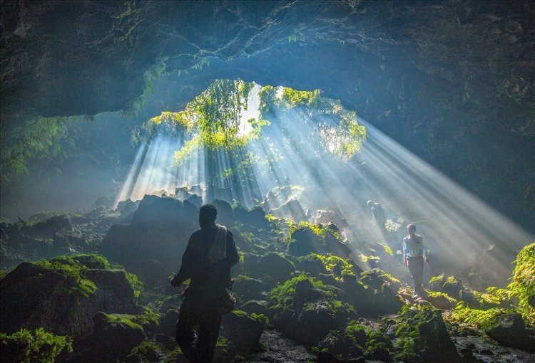 L'intérieur de la grotte volcanique 
