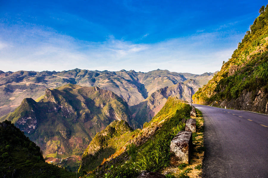 Le plateau karstique de Dong Van est l'un des beaux lieux de photographie à Ha Giang 