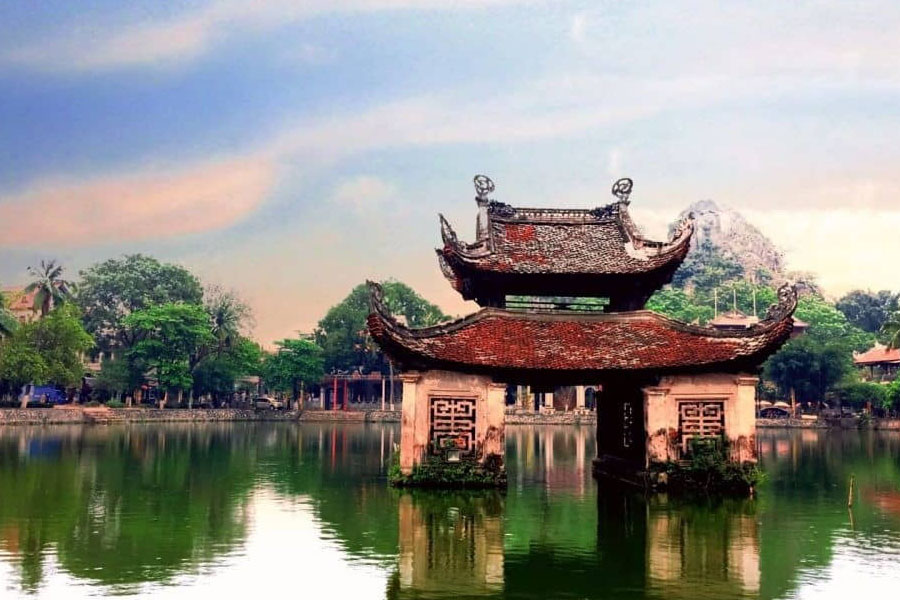 Un temple pittoresque au pied de la montagne, empreint de spiritualité