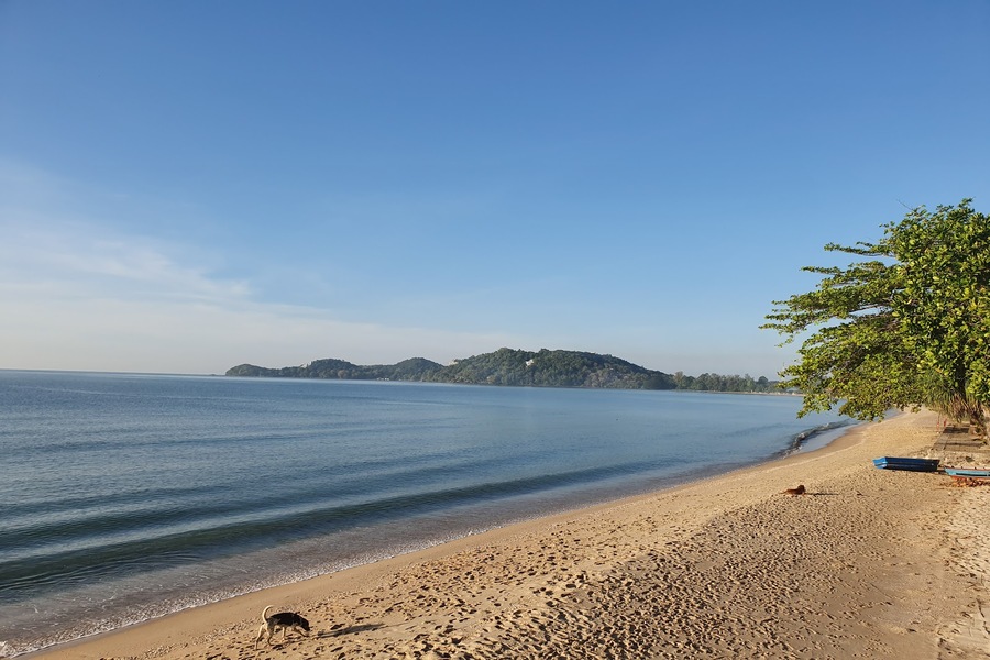 La plage de Hat Sai Kaeo bénéficie d’un emplacement privilégié sur l’île de Koh Samet