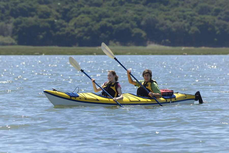 L'aventure en kayak ou paddle le long d’une côte paisible