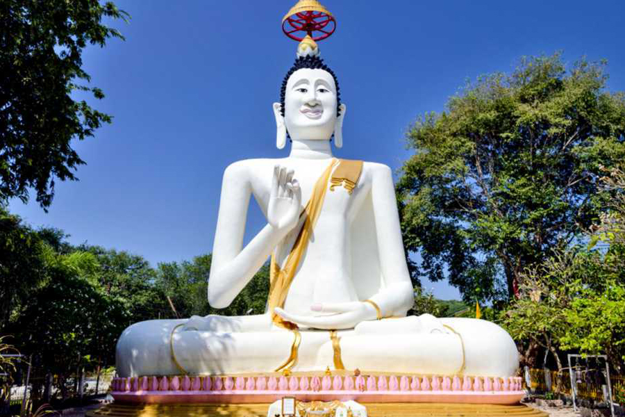 À quelques minutes de la plage de Hat Sai Kaeo, ce temple discret est une véritable bulle de sérénité au cœur de l’île de Koh Samet