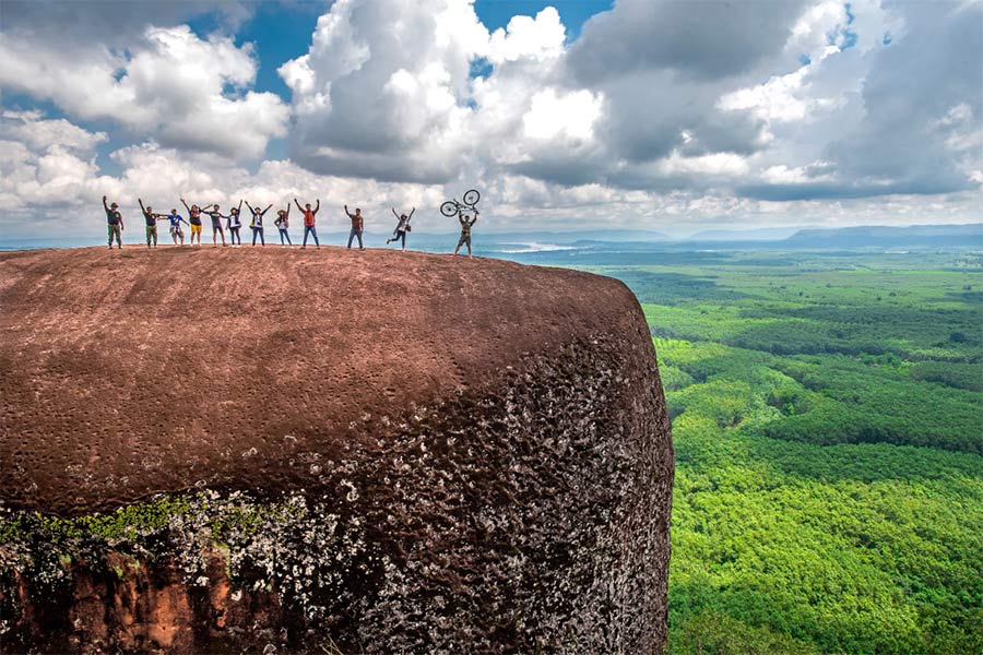 La vue panoramique sur le sommet du rocher à Bueng Kan