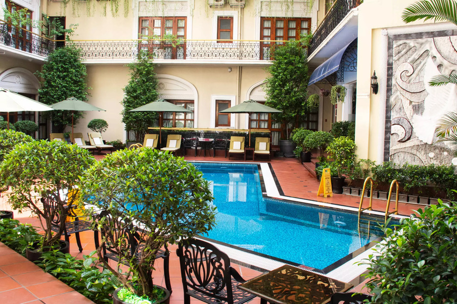 Façade rétro du Majestic Saigon Hotel, hôtel emblématique offrant une vue splendide sur la rivière Saïgon