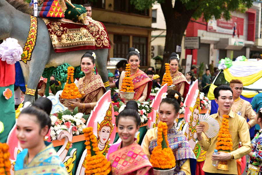 Défilé de villageois en costumes traditionnels pendant le Bun Bang Fai